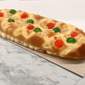 Coca de San Juan rellena de crema *