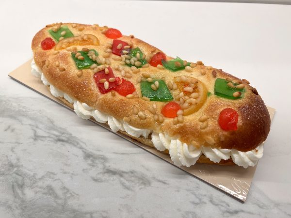 Coca de San Juan rellena de nata *