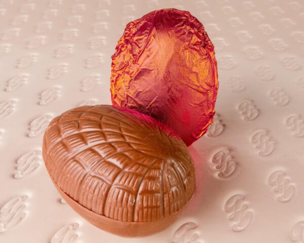 Huevo de Pascua chocolate leche envueltos en naranja *