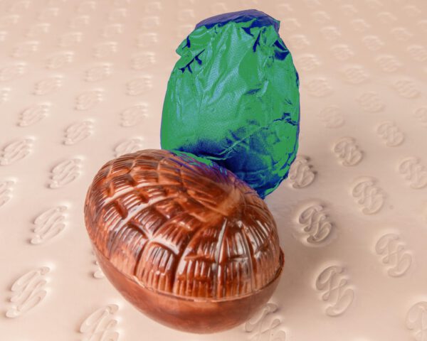 Huevo de Pascua chocolate leche envueltos en verde